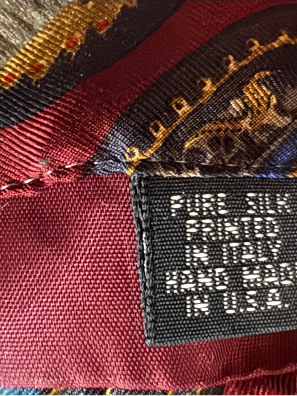 Men's Crest Motif Silk Tie in Burgundy